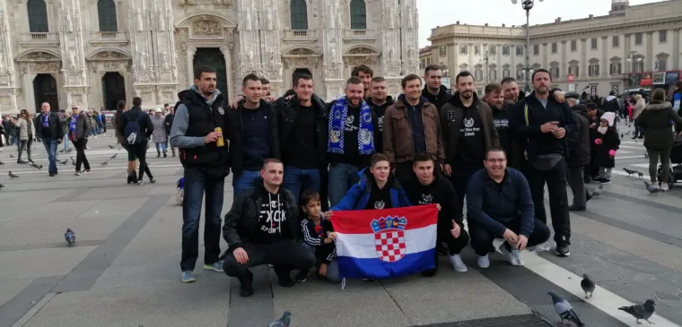 [FOTO] NAVIJAČI DINAMA POLAKO OKUPIRAJU CENTAR MILANA: Bad Blue Boysi pod strogom policijskom prismotrom