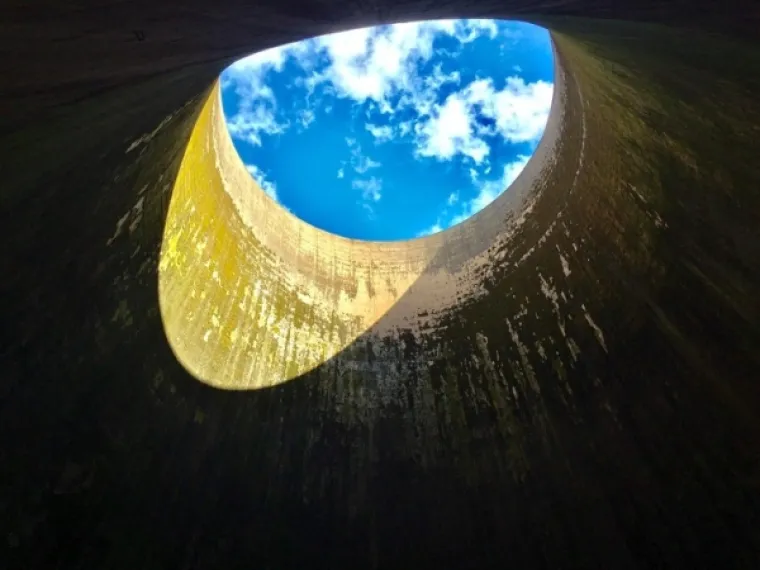 Pogled iz unutarnje strane tornja za hlađenje nuklearne elektrane