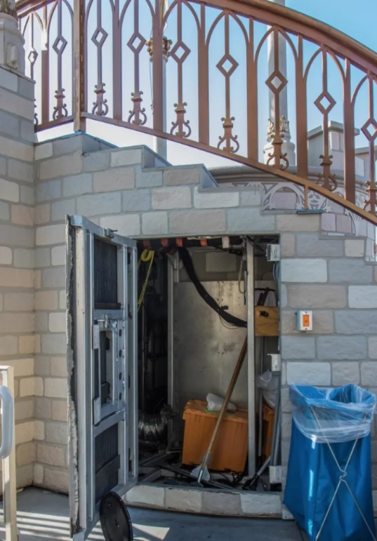 Pribor za či&scaron;ćenje skriven ispod stuba  Pepeljugina dvorca u Disneylandu