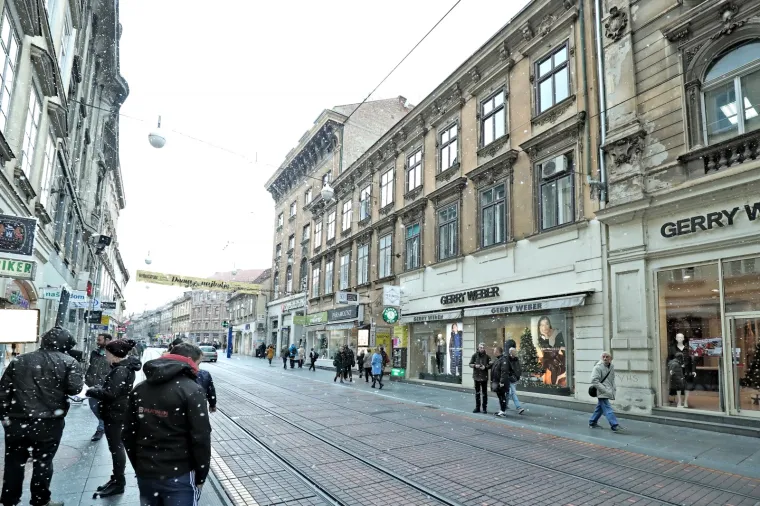 Zagrepčanima 'prvi ovosezonski' snijeg izmamio osmijeh na lice: Zabijelio je Ilicu i tramvaje