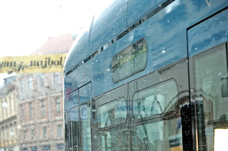 Zagrepčanima 'prvi ovosezonski' snijeg izmamio osmijeh na lice: Zabijelio je Ilicu i tramvaje
