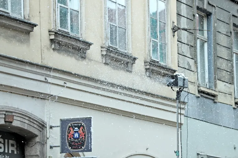 Zagrepčanima 'prvi ovosezonski' snijeg izmamio osmijeh na lice: Zabijelio je Ilicu i tramvaje