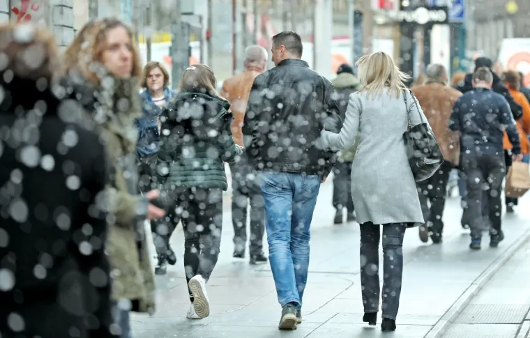 Zagrepčanima 'prvi ovosezonski' snijeg izmamio osmijeh na lice: Zabijelio je Ilicu i tramvaje
