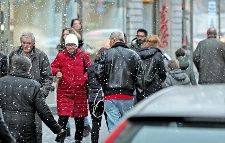 Zagrepčanima 'prvi ovosezonski' snijeg izmamio osmijeh na lice: Zabijelio je Ilicu i tramvaje