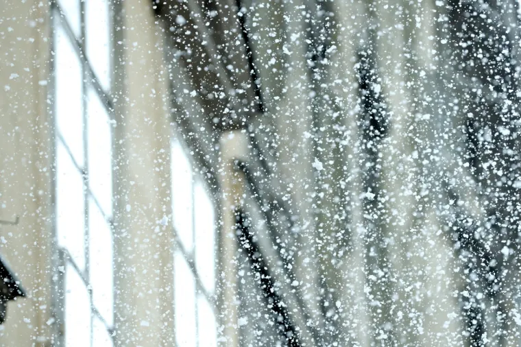 Zagrepčanima 'prvi ovosezonski' snijeg izmamio osmijeh na lice: Zabijelio je Ilicu i tramvaje