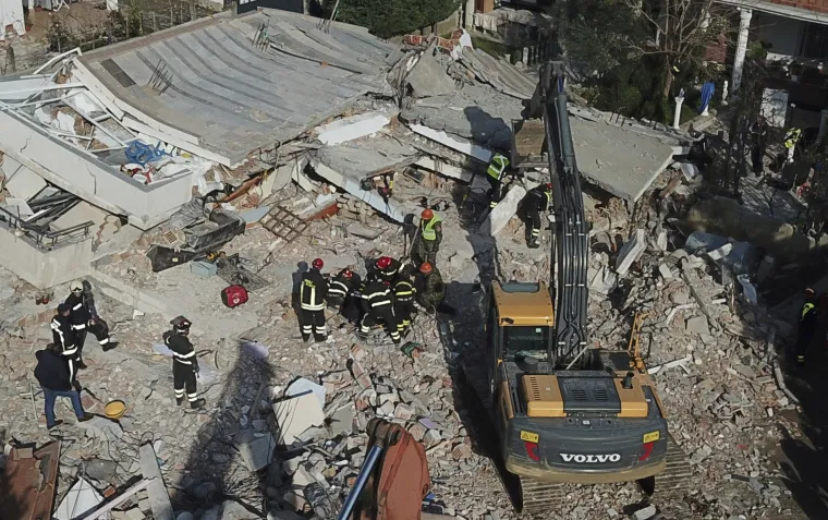 Utrka s vremenom u Albaniji: Spasioci u dramatičnoj potrazi za preživjelima pod ru&scaron;evinama zgrada
