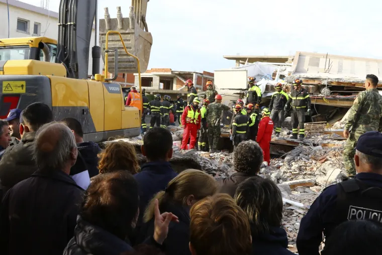 Utrka s vremenom u Albaniji: Spasioci u dramatičnoj potrazi za preživjelima pod ru&scaron;evinama zgrada