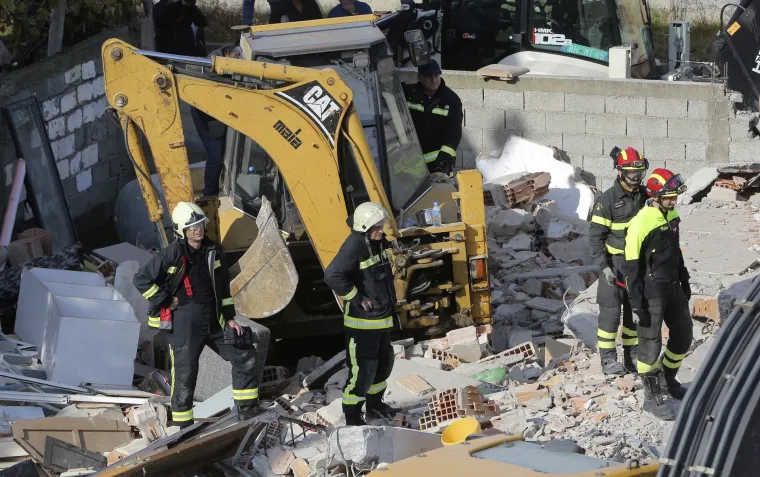 Utrka s vremenom u Albaniji: Spasioci u dramatičnoj potrazi za preživjelima pod ru&scaron;evinama zgrada