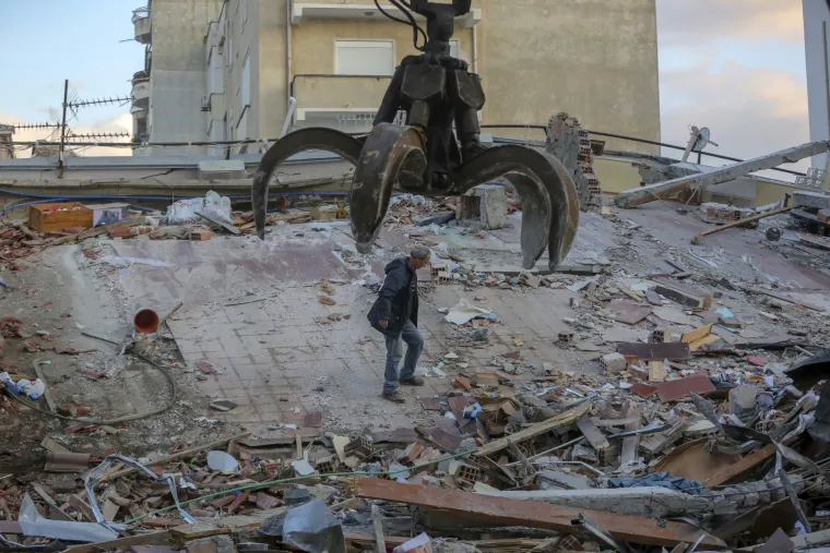 Utrka s vremenom u Albaniji: Spasioci u dramatičnoj potrazi za preživjelima pod ru&scaron;evinama zgrada