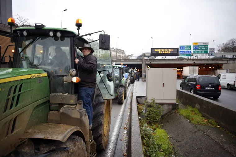 Ogorčeni politikom Macrona i EU: Francuski poljoprivrednici blokirali ceste