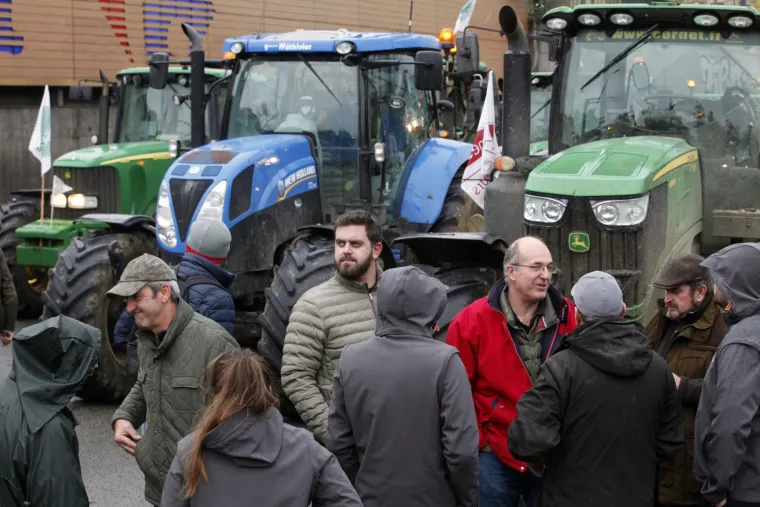 Ogorčeni politikom Macrona i EU: Francuski poljoprivrednici blokirali ceste