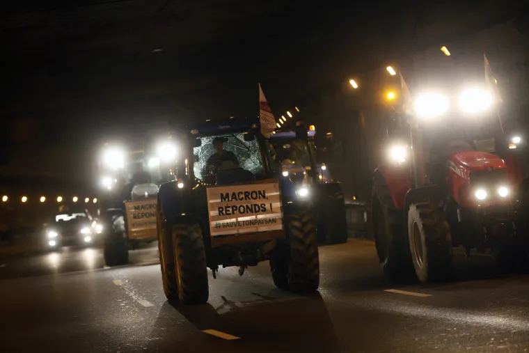 Ogorčeni politikom Macrona i EU: Francuski poljoprivrednici blokirali ceste