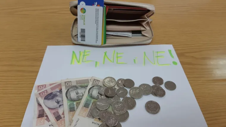 Nastavnici iz cijele Hrvatske danas i sutra izja&scaron;njavat će se na internom referendumu o sinoćnjoj ponudi premijera Andreja Plenkovića i Vlade RH. Umjesto traženog povećanja koeficijenta na 6,11 iz Banskih dvora ponuđeno im je postupno povećanje plaća od ukupno 10,40 posto. O tome kako nastavnici diljem Hrvatske reagiraju na premijerovu ponudu od jutra ponajbolje govore slike i objave na dru&scaron;tvenim mrežama. Ovo su neke objavljene na Facebook stranici Sindikata hrvatskih učitelja.