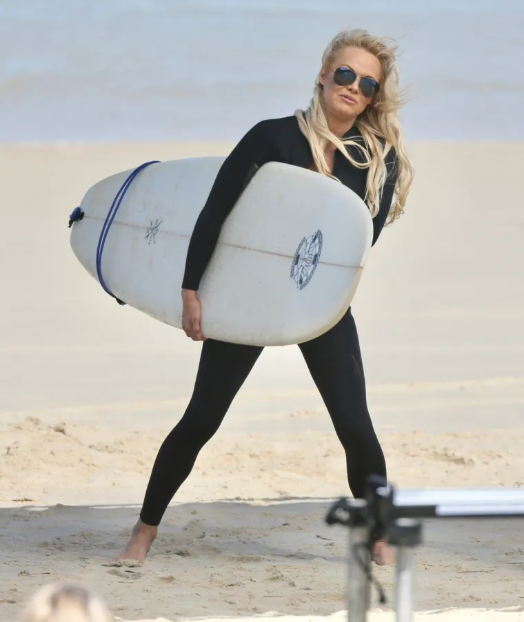 PAMELA ANDERSON OPET U ULOZI KOJA JU JE PROSLAVILA: S dekolteom do pupka ponovila je legendarnu scenu iz 'Baywatcha'
