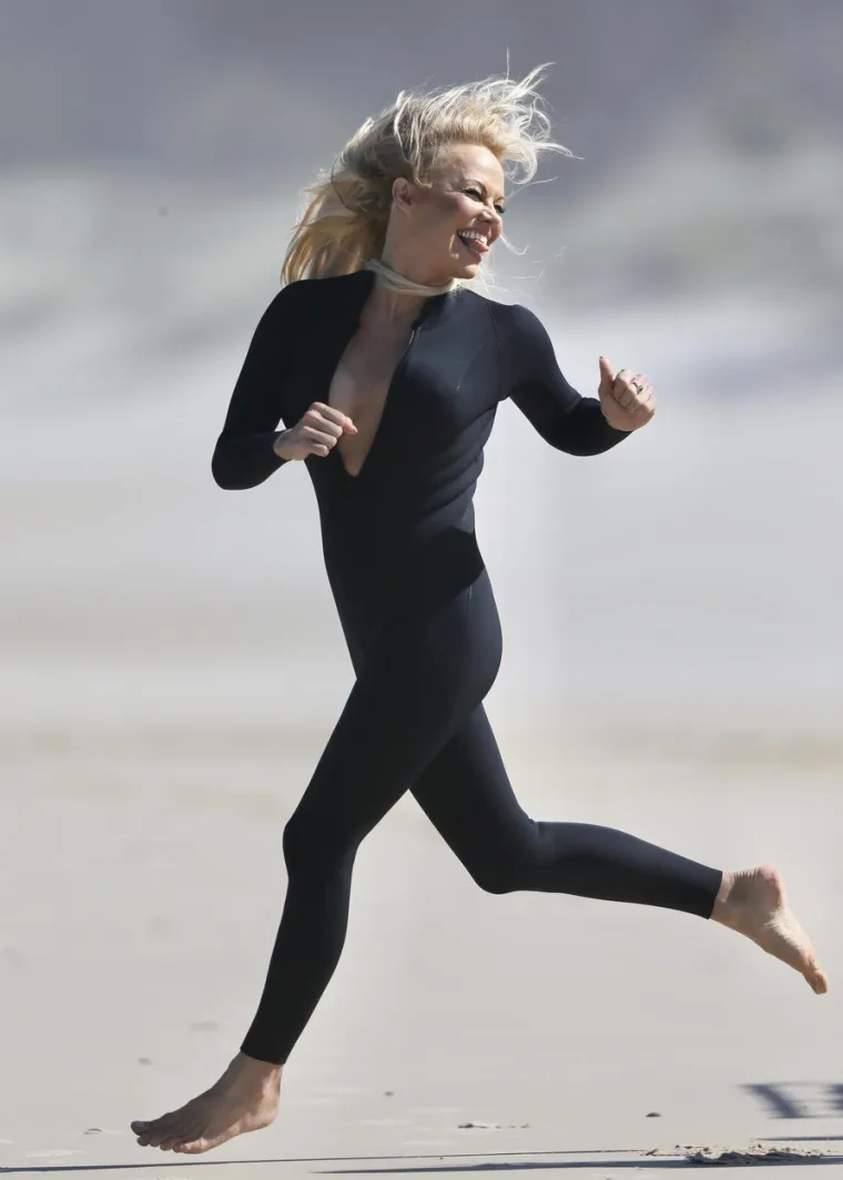 PAMELA ANDERSON OPET U ULOZI KOJA JU JE PROSLAVILA: S dekolteom do pupka ponovila je legendarnu scenu iz 'Baywatcha'
