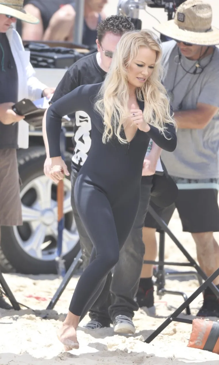 PAMELA ANDERSON OPET U ULOZI KOJA JU JE PROSLAVILA: S dekolteom do pupka ponovila je legendarnu scenu iz 'Baywatcha'