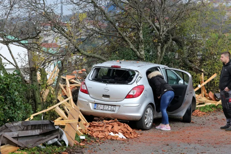 Pijavica prohujala riječkom Kantridom: U zrak letjeli limovi i krov brodogradilišta 3. maj