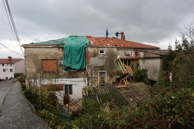 Pijavica prohujala riječkom Kantridom: U zrak letjeli limovi i krov brodogradilišta 3. maj