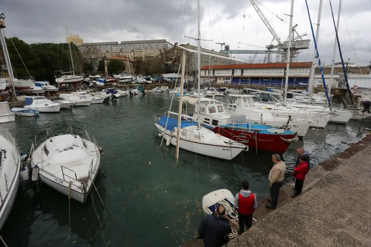 Pijavica prohujala riječkom Kantridom: U zrak letjeli limovi i krov brodogradilišta 3. maj