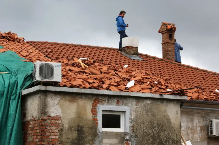 Pijavica prohujala riječkom Kantridom: U zrak letjeli limovi i krov brodogradilišta 3. maj