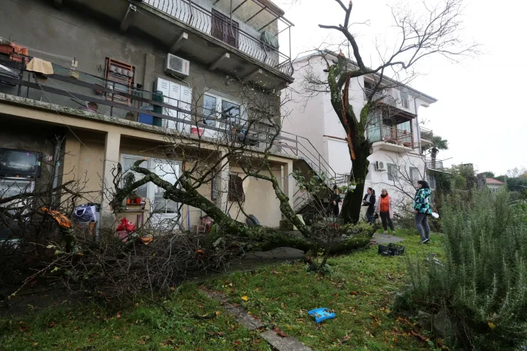 Pijavica prohujala riječkom Kantridom: U zrak letjeli limovi i krov brodogradilišta 3. maj