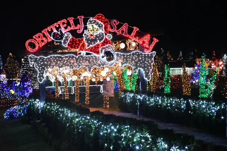 Hoće li nadma&scaron;iti pro&scaron;logodi&scaron;njih pet milijuna lampica? Počinje nova bajkovita Božićna priča obitelji Salaj