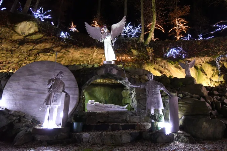 Hoće li nadma&scaron;iti pro&scaron;logodi&scaron;njih pet milijuna lampica? Počinje nova bajkovita Božićna priča obitelji Salaj