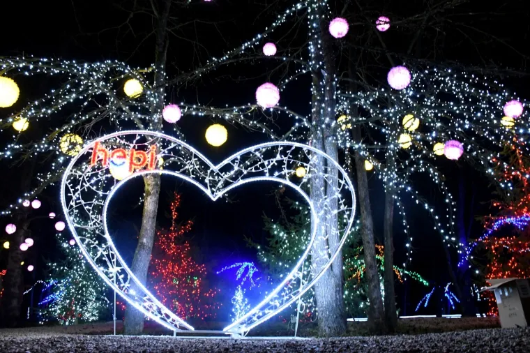 Hoće li nadma&scaron;iti pro&scaron;logodi&scaron;njih pet milijuna lampica? Počinje nova bajkovita Božićna priča obitelji Salaj