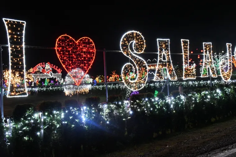 Hoće li nadma&scaron;iti pro&scaron;logodi&scaron;njih pet milijuna lampica? Počinje nova bajkovita Božićna priča obitelji Salaj
