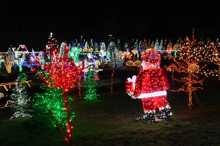Hoće li nadma&scaron;iti pro&scaron;logodi&scaron;njih pet milijuna lampica? Počinje nova bajkovita Božićna priča obitelji Salaj