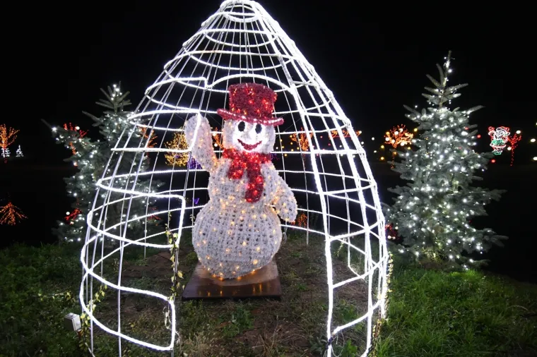 Hoće li nadma&scaron;iti pro&scaron;logodi&scaron;njih pet milijuna lampica? Počinje nova bajkovita Božićna priča obitelji Salaj