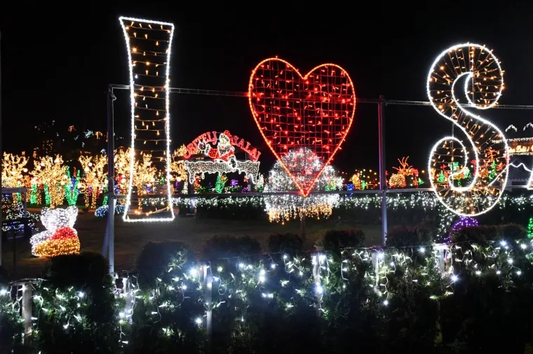 Hoće li nadma&scaron;iti pro&scaron;logodi&scaron;njih pet milijuna lampica? Počinje nova bajkovita Božićna priča obitelji Salaj