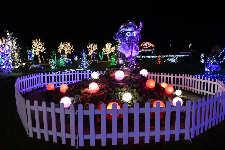 Hoće li nadma&scaron;iti pro&scaron;logodi&scaron;njih pet milijuna lampica? Počinje nova bajkovita Božićna priča obitelji Salaj