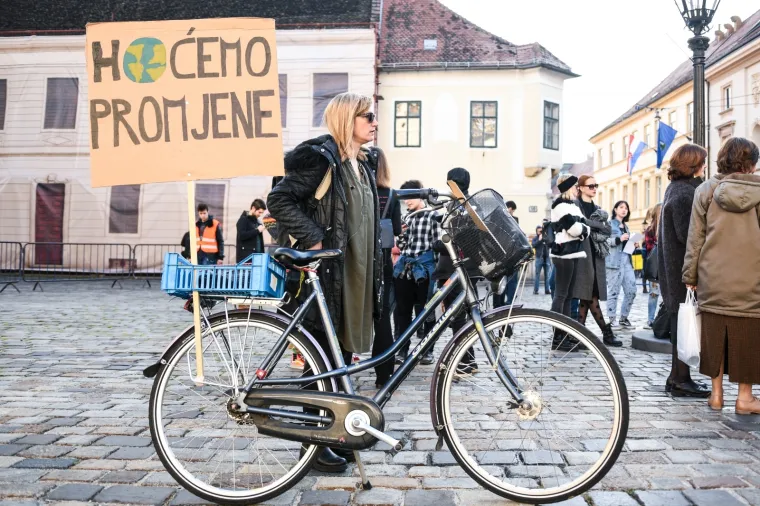 Prosvjed protiv klimatskih promjena: 'Dosta je samovolje ove &scaron;tetne Vlade. Dosta!'