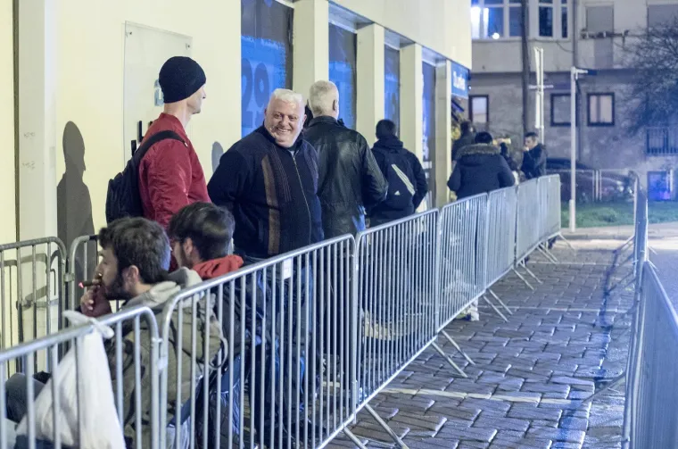 Stigao je Crni petak! Kupci ispred jedne zagrebačke trgovine nestrpljivo su čekali od ponoći