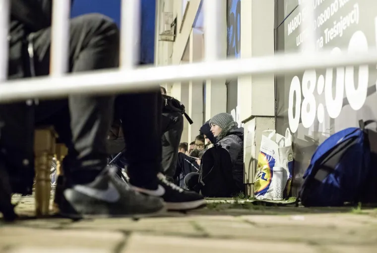 Stigao je Crni petak! Kupci ispred jedne zagrebačke trgovine nestrpljivo su čekali od ponoći