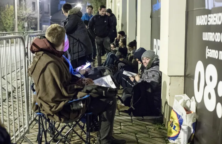 Stigao je Crni petak! Kupci ispred jedne zagrebačke trgovine nestrpljivo su čekali od ponoći