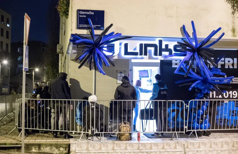 Stigao je Crni petak! Kupci ispred jedne zagrebačke trgovine nestrpljivo su čekali od ponoći