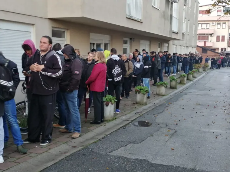 Stigao je Crni petak! Kupci ispred jedne zagrebačke trgovine nestrpljivo su čekali od ponoći