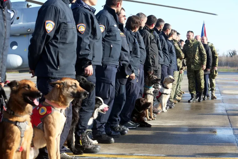 Hrvatski heroji vratili se iz Albanije: Nakon potresa spa&scaron;avali ljude iz ru&scaron;evina