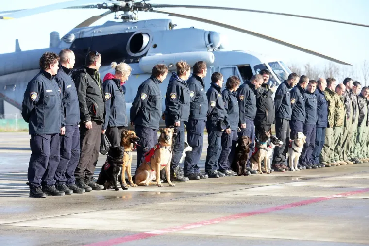 Hrvatski heroji vratili se iz Albanije: Nakon potresa spa&scaron;avali ljude iz ru&scaron;evina