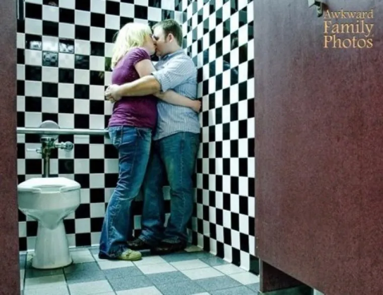 OVO SU NAJČUDNIJE ZARUČNIČKE FOTOGRAFIJE: Nekim ljudima bi zaista trebala dozvola za brak, a nekima i dozvola za puno vi&scaron;e od toga