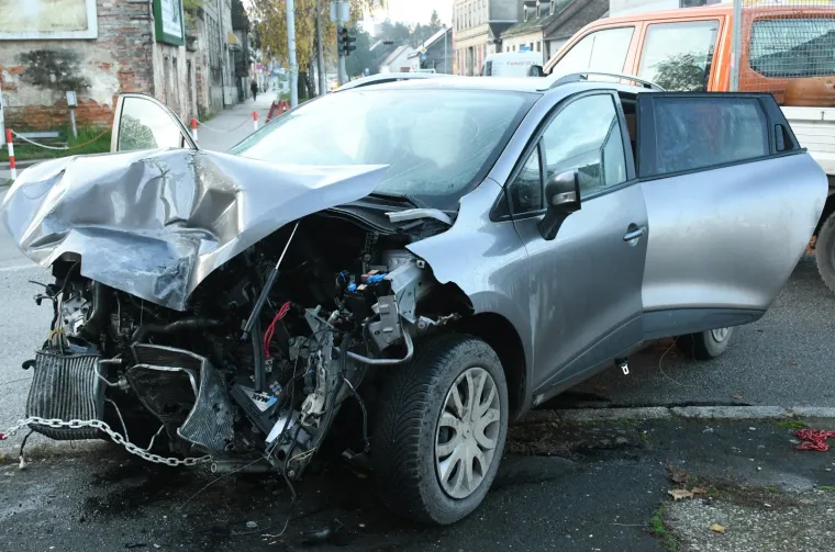 Jutros oko 7 sati na raskrižju Žitne i Strossmayerove ulice u Sisku dogodila se prometna nesreća do koje je došlo zbog oduzimanja prednosti vozačice Renaulta Clia autobusu. Nakon udarca u autobus Renault je udario u stup javne rasvjete, ozlijeđeni su prevezeni u sisačku Opću bolnicu. Policija obavlja očevid