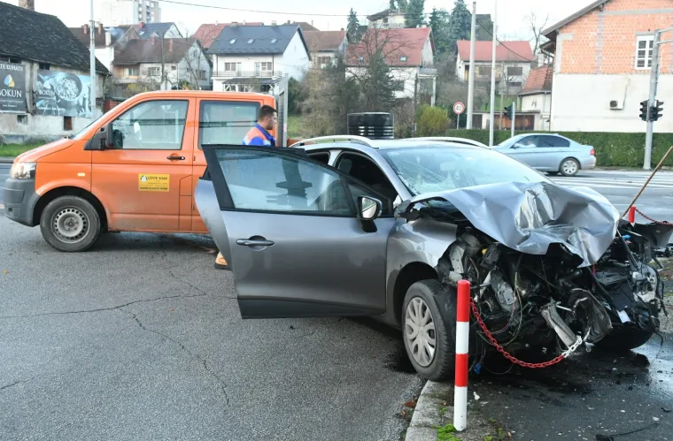 ODUZELA PREDNOST AUTOBUSU PA UDARILA U STUP JAVNE RASVJETE: Ozlijeđeni prevezeni u bolnicu; policija obavlja očevid