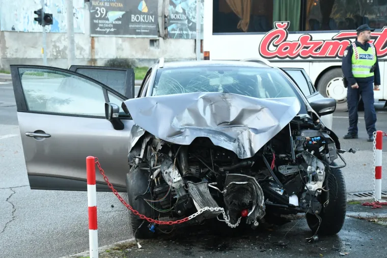 ODUZELA PREDNOST AUTOBUSU PA UDARILA U STUP JAVNE RASVJETE: Ozlijeđeni prevezeni u bolnicu; policija obavlja očevid