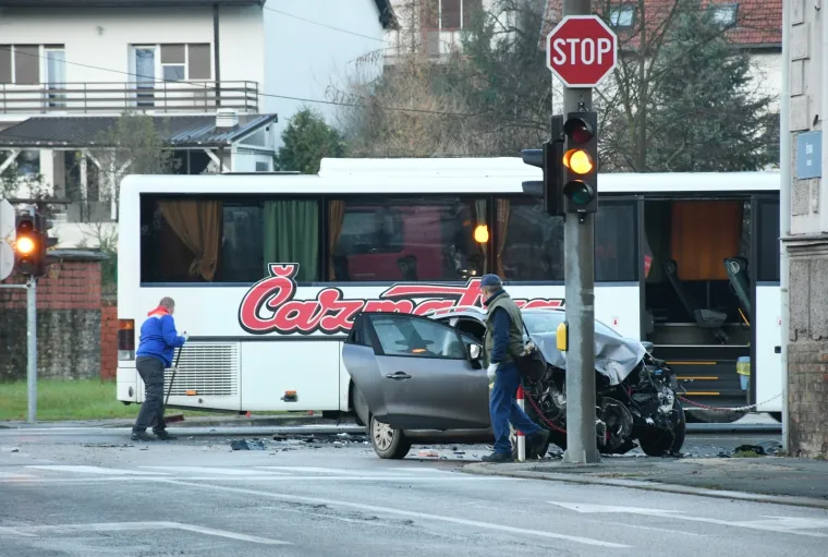 ODUZELA PREDNOST AUTOBUSU PA UDARILA U STUP JAVNE RASVJETE: Ozlijeđeni prevezeni u bolnicu; policija obavlja očevid