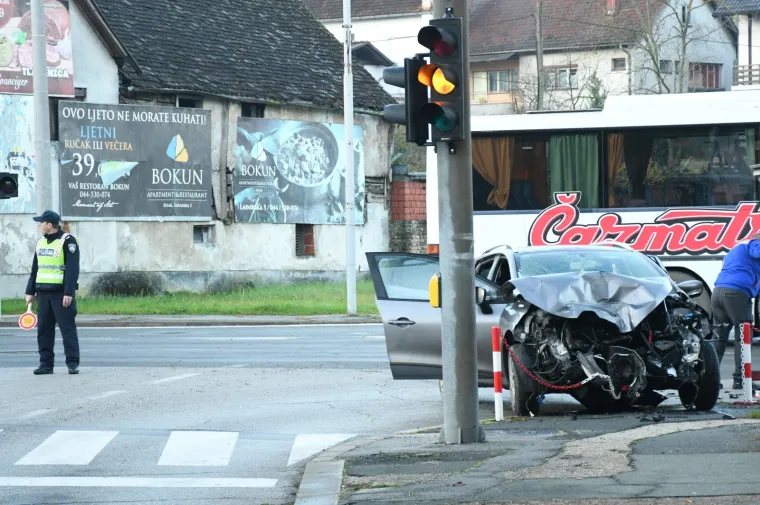 ODUZELA PREDNOST AUTOBUSU PA UDARILA U STUP JAVNE RASVJETE: Ozlijeđeni prevezeni u bolnicu; policija obavlja očevid