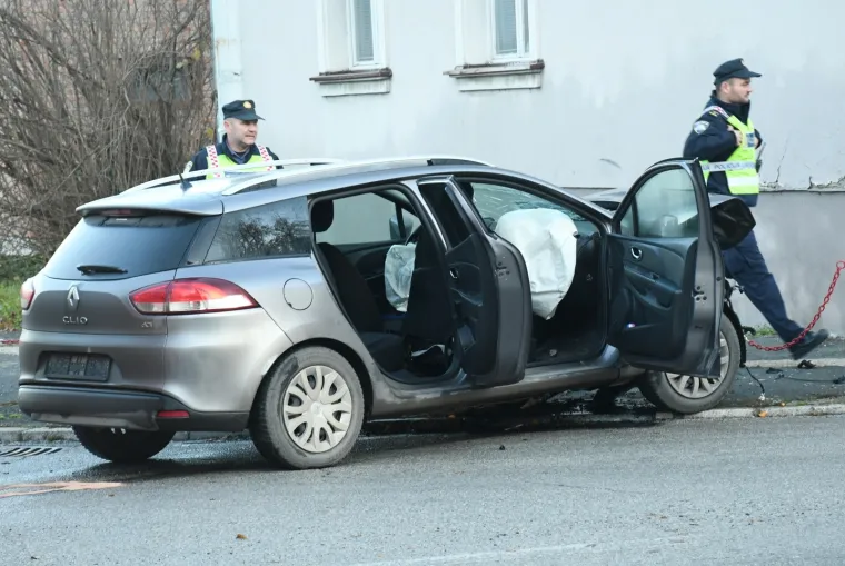 ODUZELA PREDNOST AUTOBUSU PA UDARILA U STUP JAVNE RASVJETE: Ozlijeđeni prevezeni u bolnicu; policija obavlja očevid