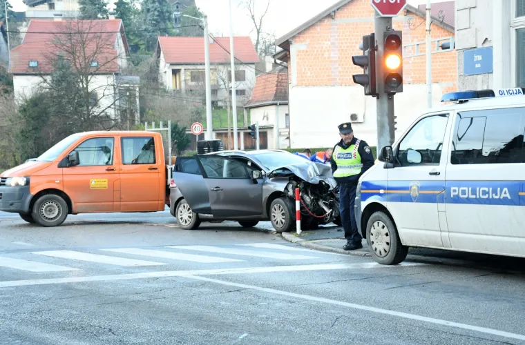 ODUZELA PREDNOST AUTOBUSU PA UDARILA U STUP JAVNE RASVJETE: Ozlijeđeni prevezeni u bolnicu; policija obavlja očevid