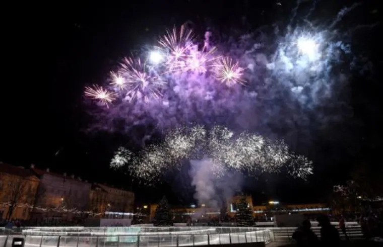 Vatromet, lampice, balet: Ovo su prekrasni prizori svečanog otvaranja Adventa u Zagrebu